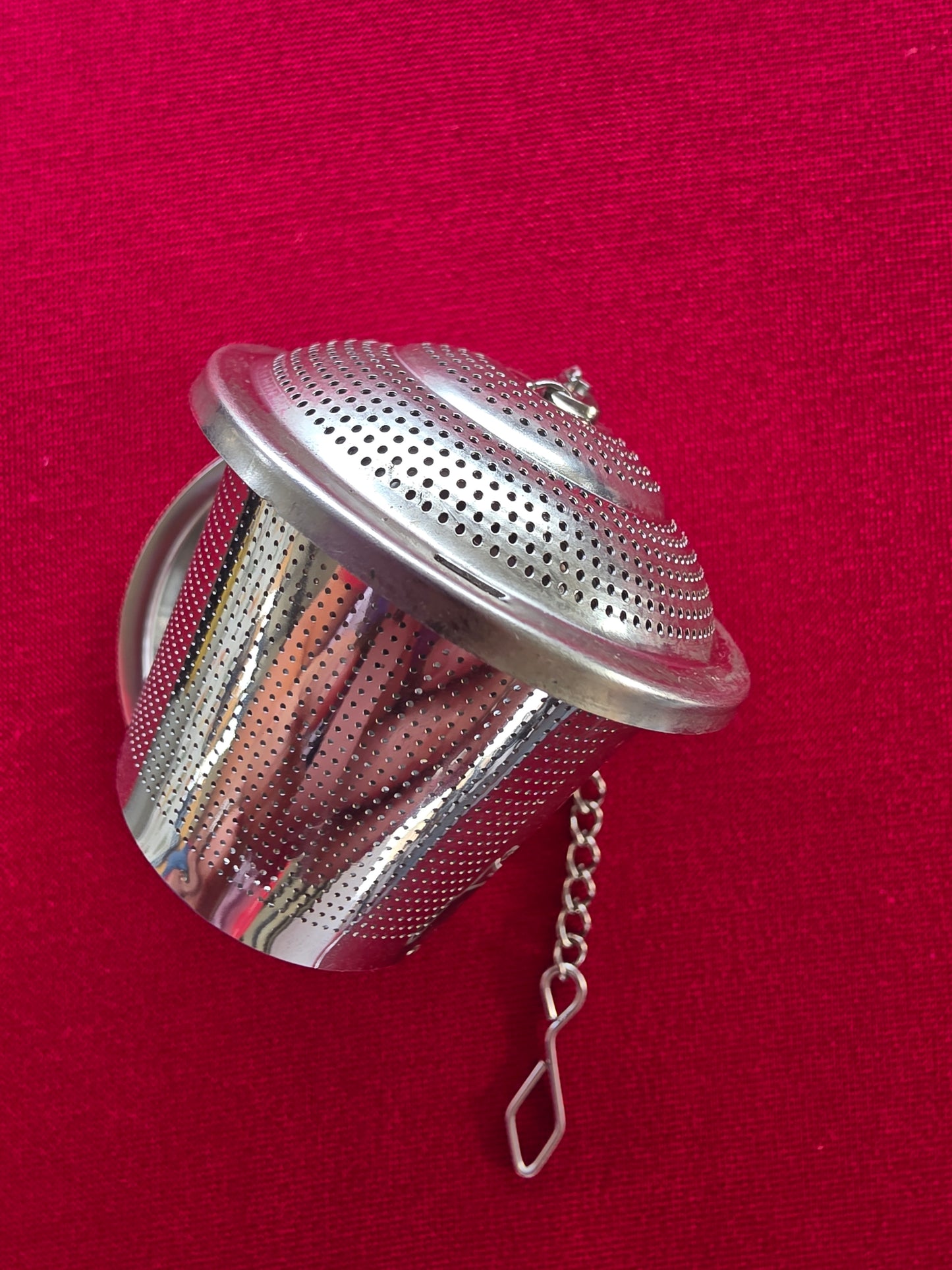 Loose tea strainer closed basket